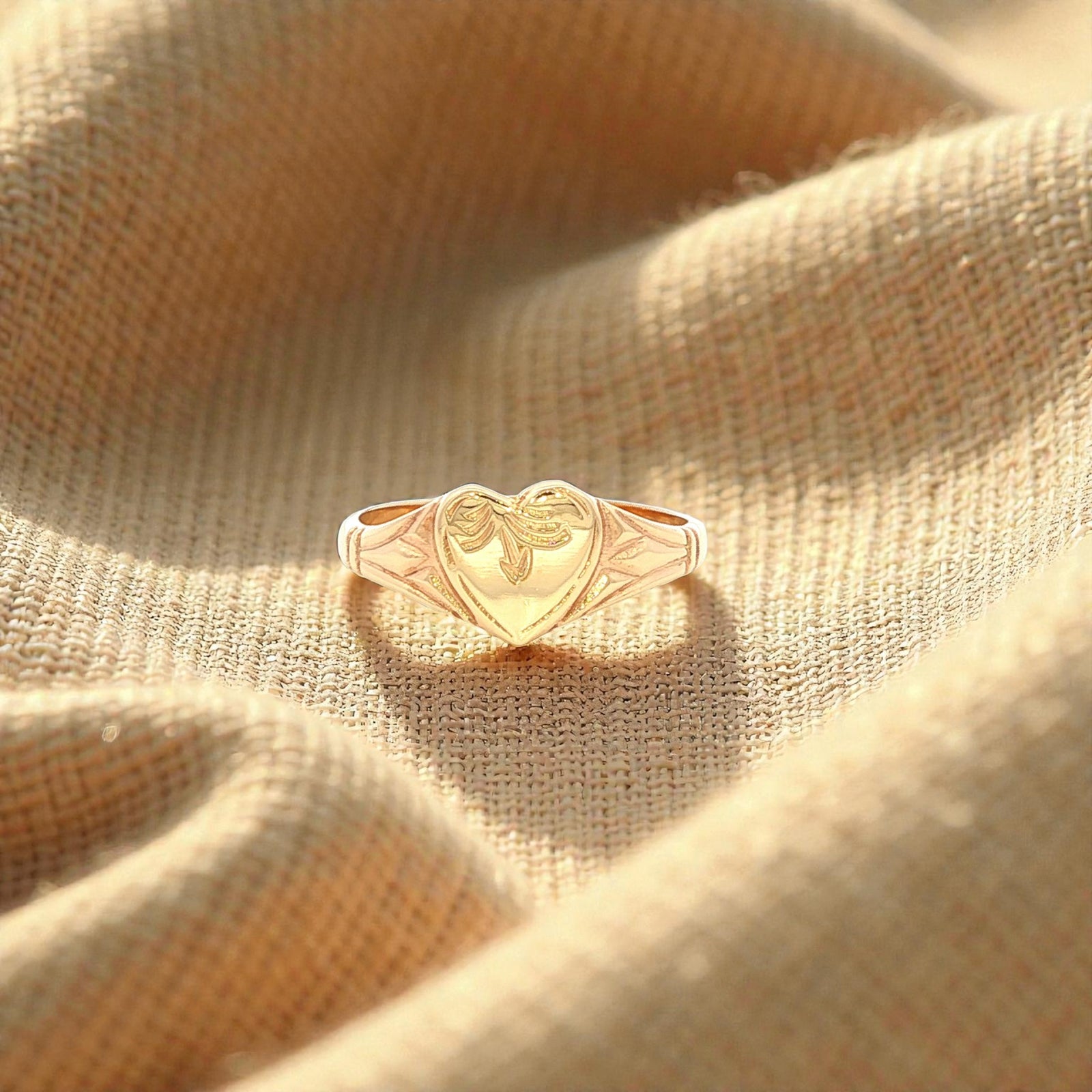 Single Heart Plain Signet in Yellow Gold