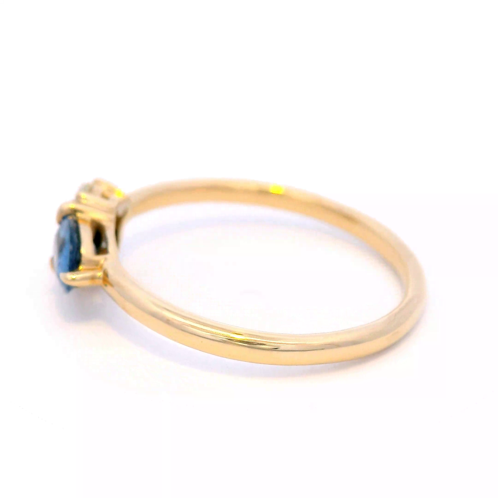 Ceylon Sapphire and Blue Sapphire Ring in Yellow Gold