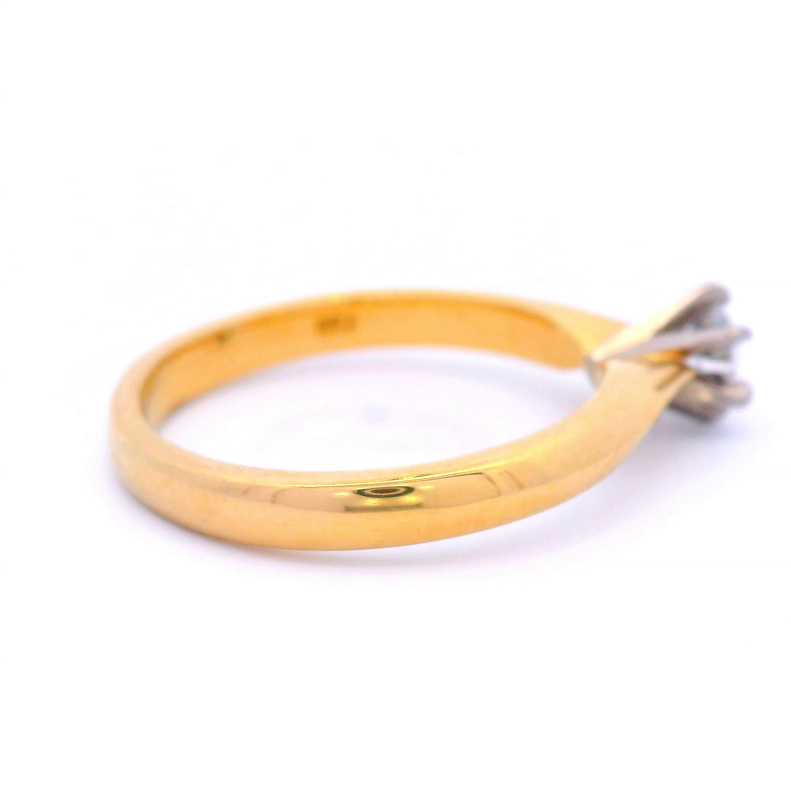 Diamond in a 6 Claw Yellow Gold Setting