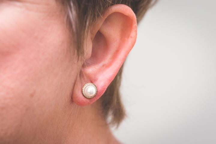 Georgini Heirloom Always Pearl and Cubic Zirconia Stud Earrings. IE958G