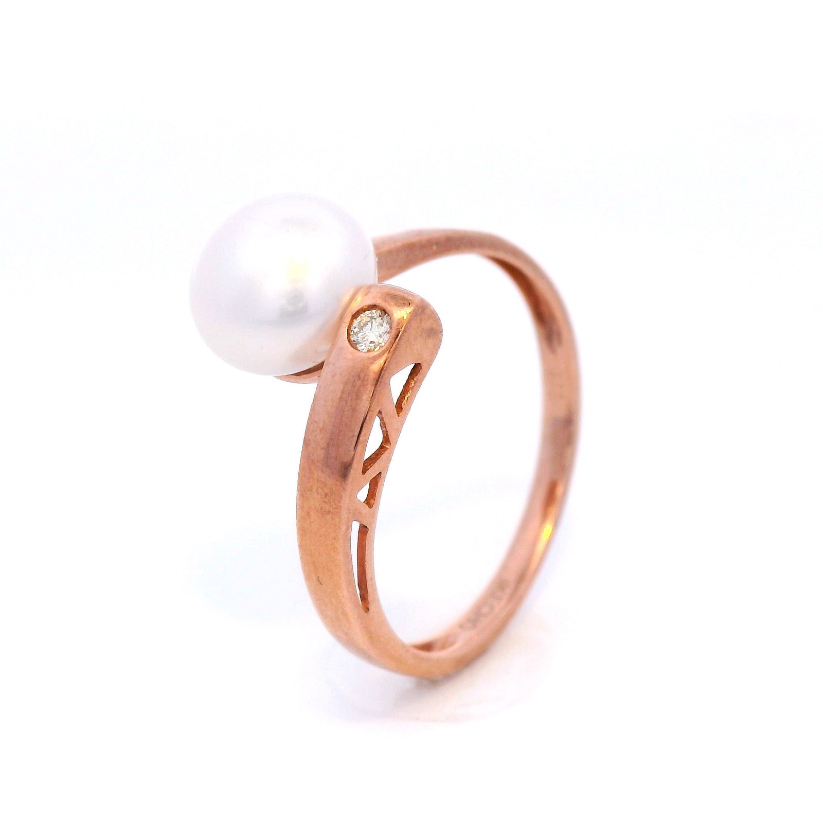 9 Carat Rose Gold White 8mm Button Freshwater Pearl Diamond Ring