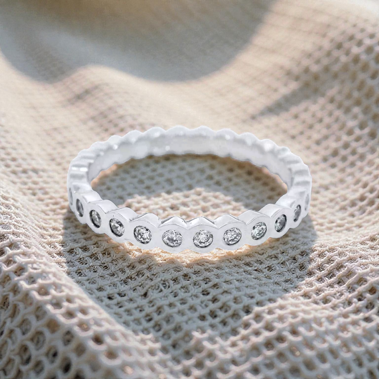 9ct WG RUB SET Dia RING. Dias FULL SHANK
