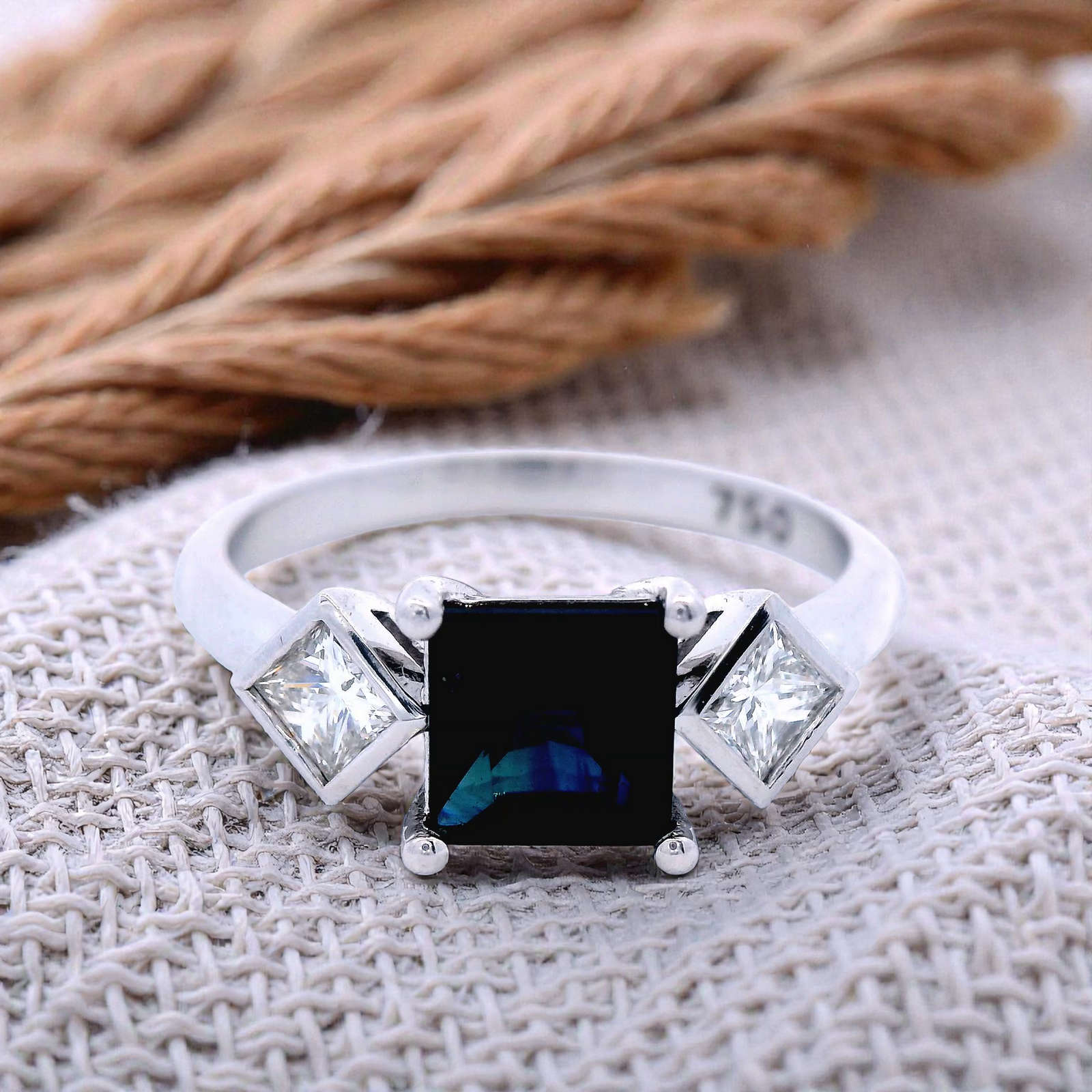 18ct White Gold Natural Blue Saphire & Dia Ring Size N