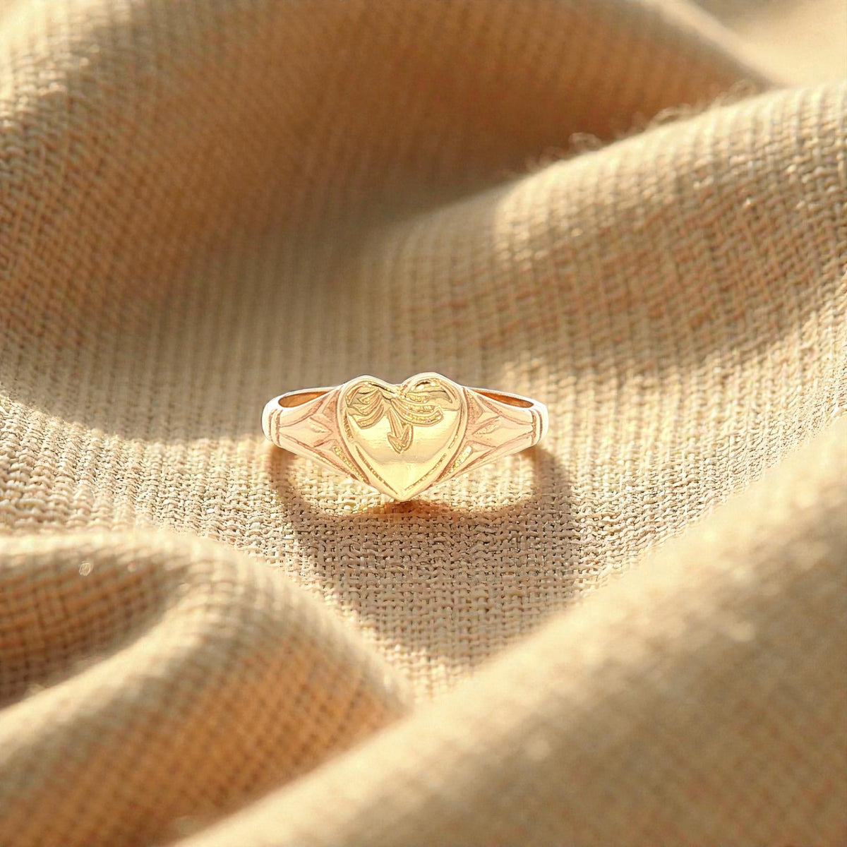 Single Heart Plain Signet in Yellow Gold
