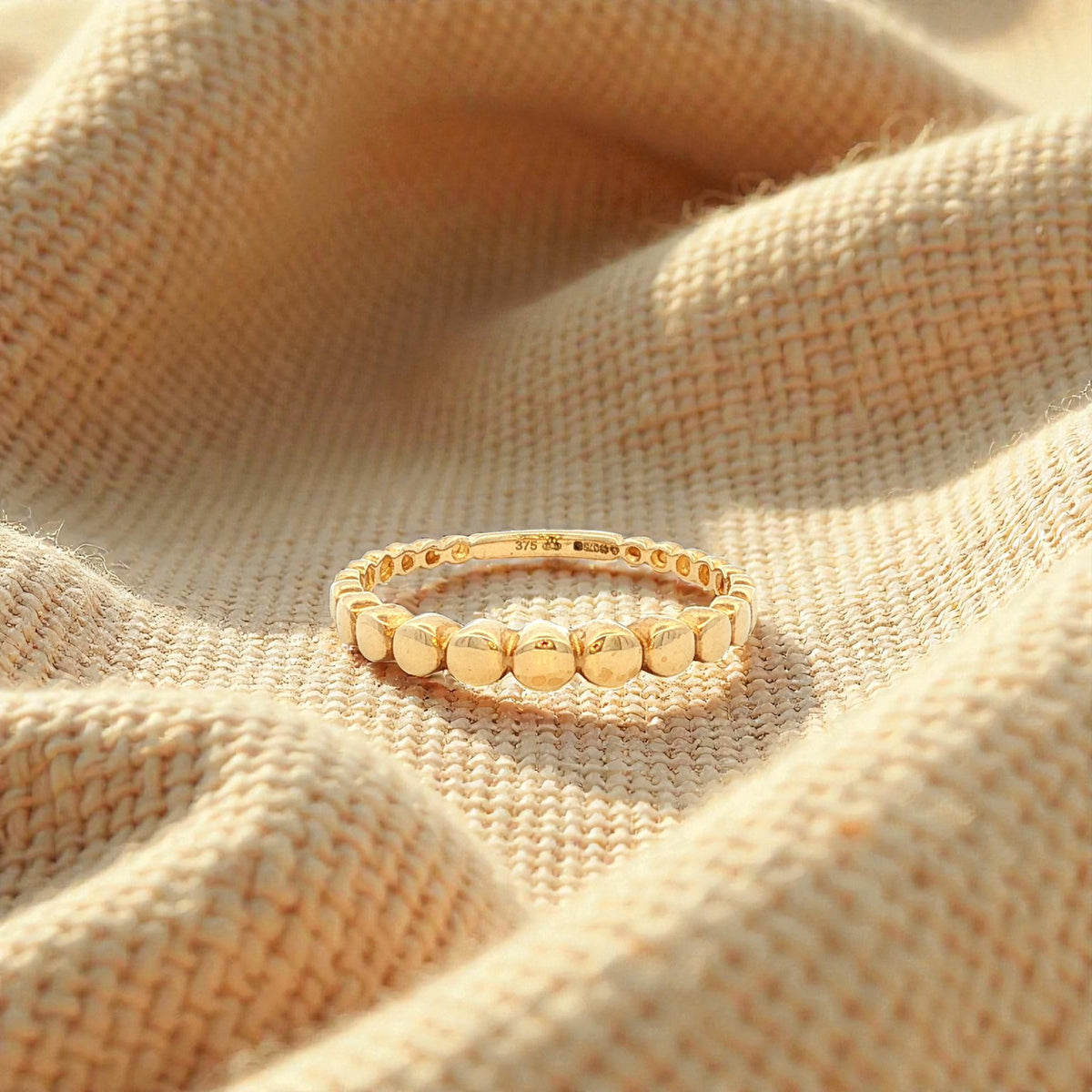 Solid Graduated Circle Rng in Yellow Gold