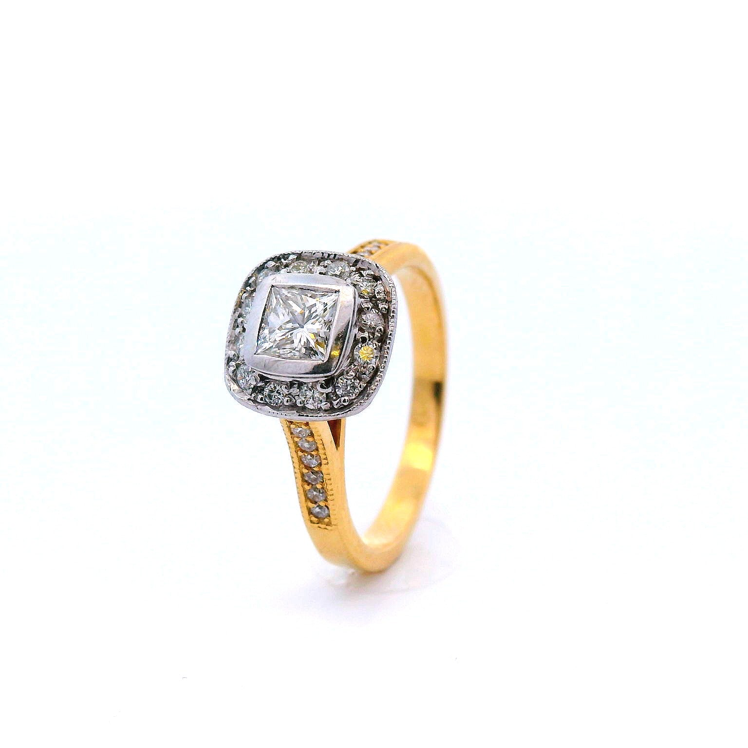 Round Brilliant Cut Diamonds Set in a Yellow Gold Ring