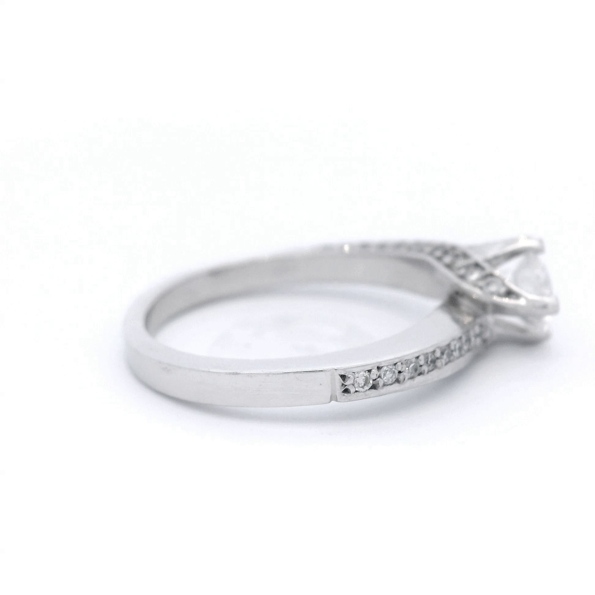 Round Brilliant Cut Diamond Set in White Gold Ring