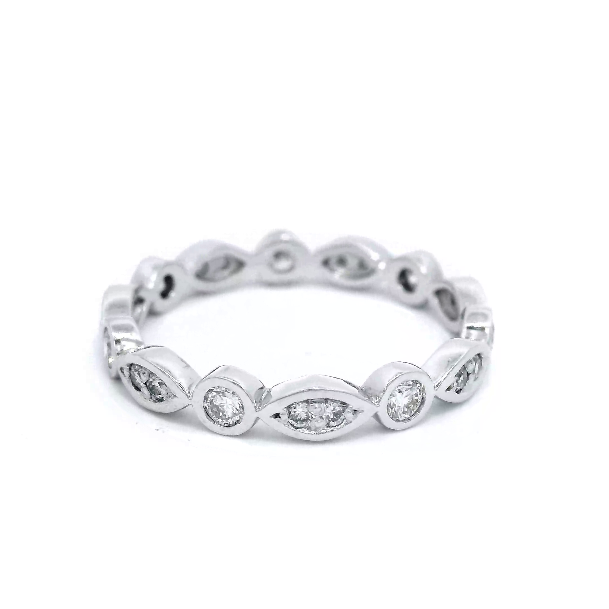 PLATINUM & DIA BEZEL SET RING. PATTERN ALL WAY AROUND RING SZ M