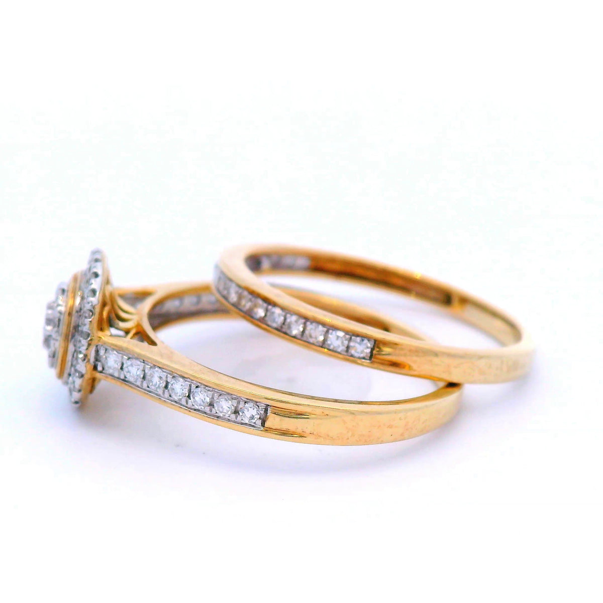Diamond Halo Bridal Ring Set in Yellow Gold