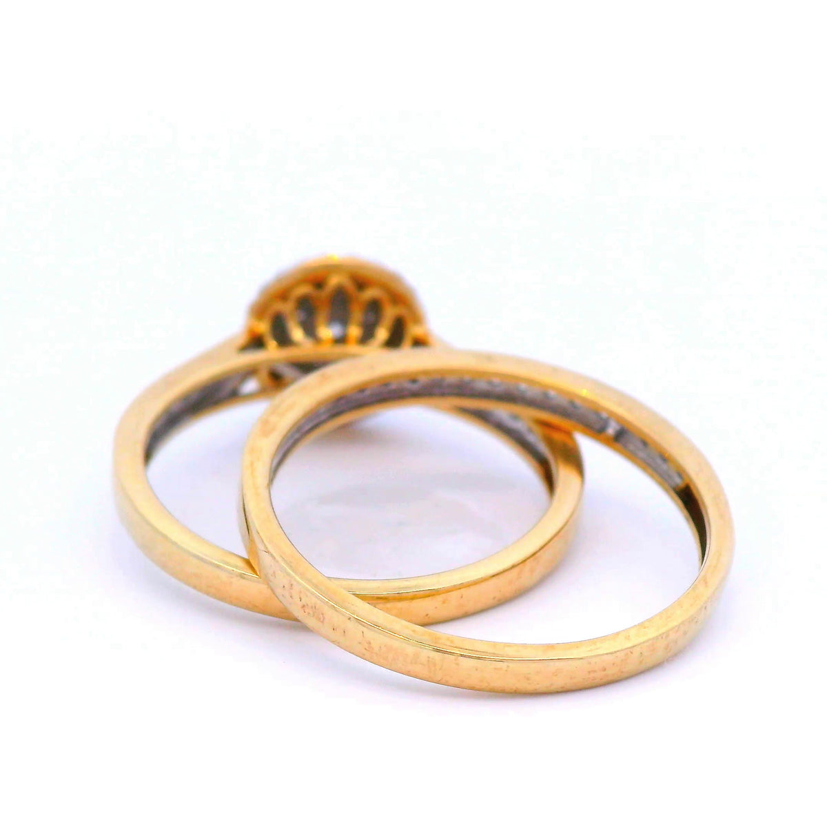 Diamond Halo Bridal Ring Set in Yellow Gold