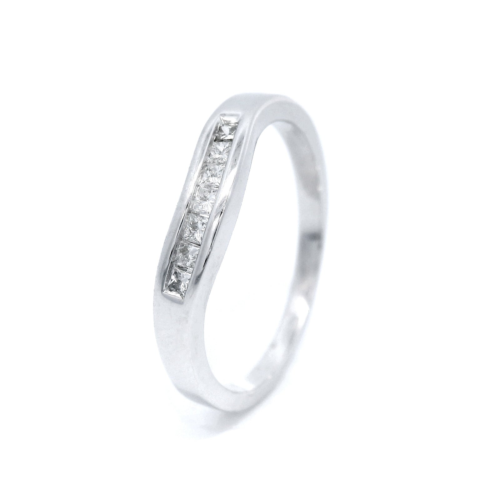 Curved Diamond Princess Cut in White Gold