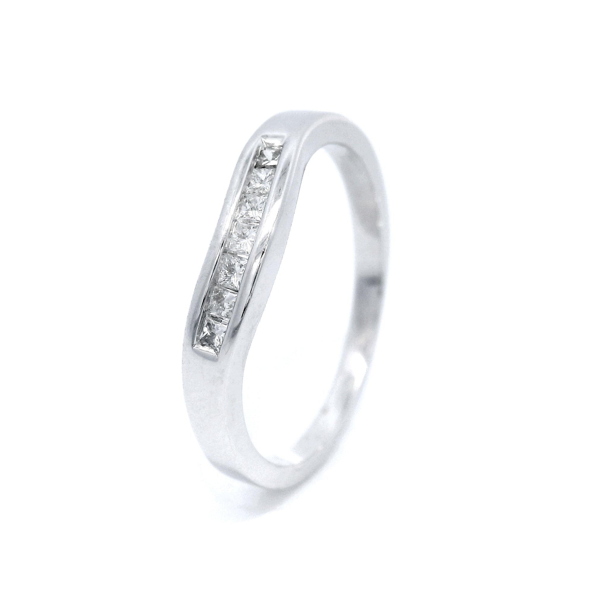 Curved Diamond Princess Cut in White Gold
