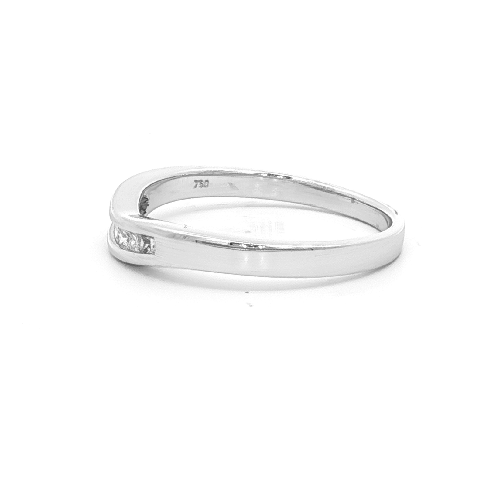 Curved Diamond Princess Cut in White Gold