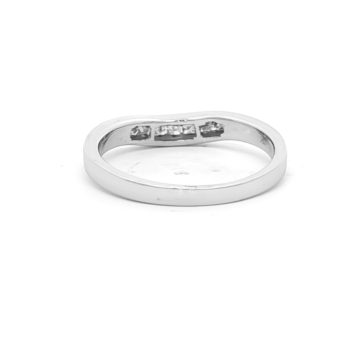 Curved Diamond Princess Cut in White Gold