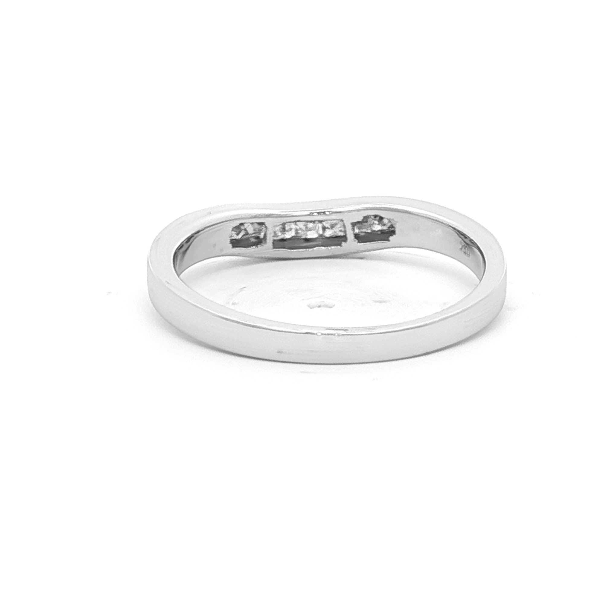 Curved Diamond Princess Cut in White Gold