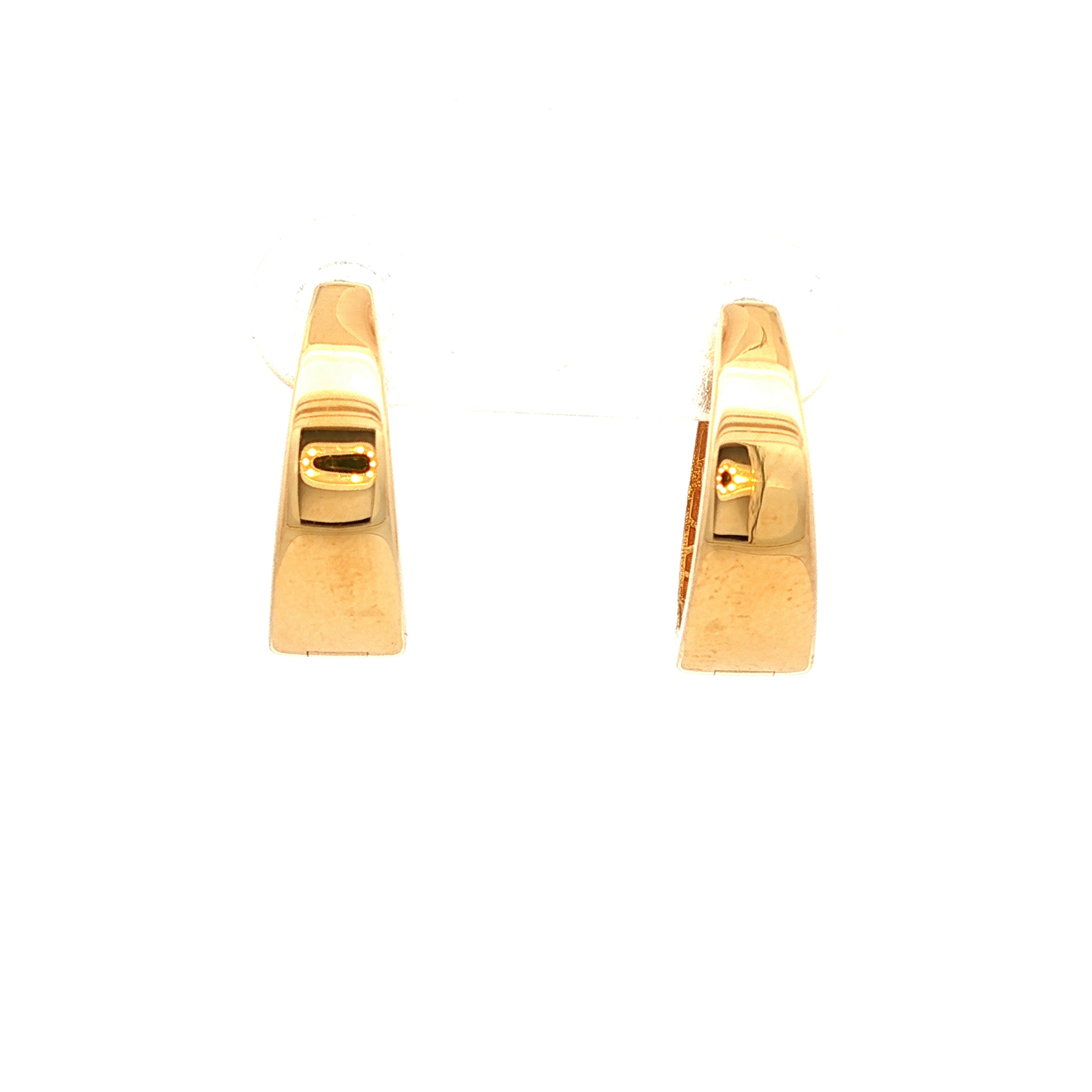 Plain Grad Huggie in Yellow Gold