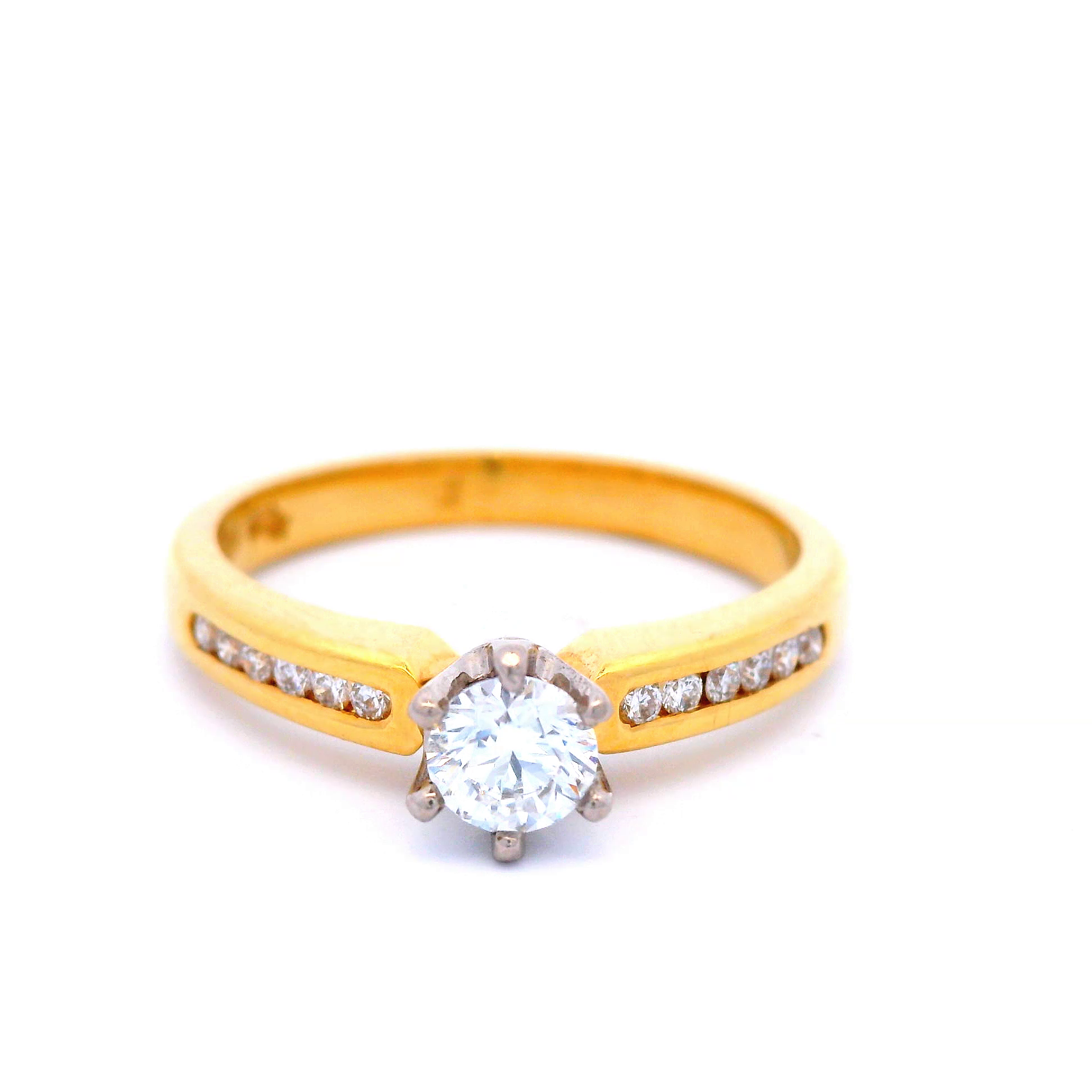 Round Brilliant Cut Diamond Ring Set in Yellow Gold