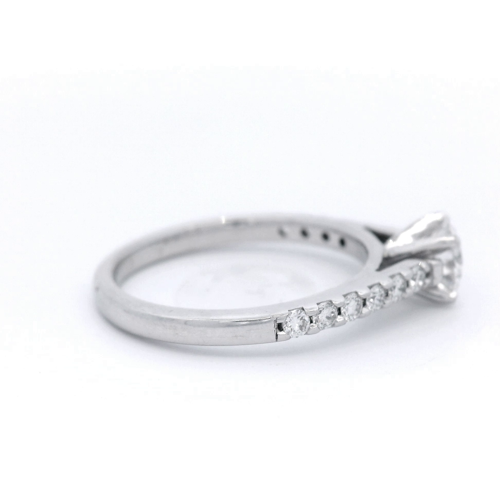 Round Brilliant Cut Diamond Ring Set in White Gold