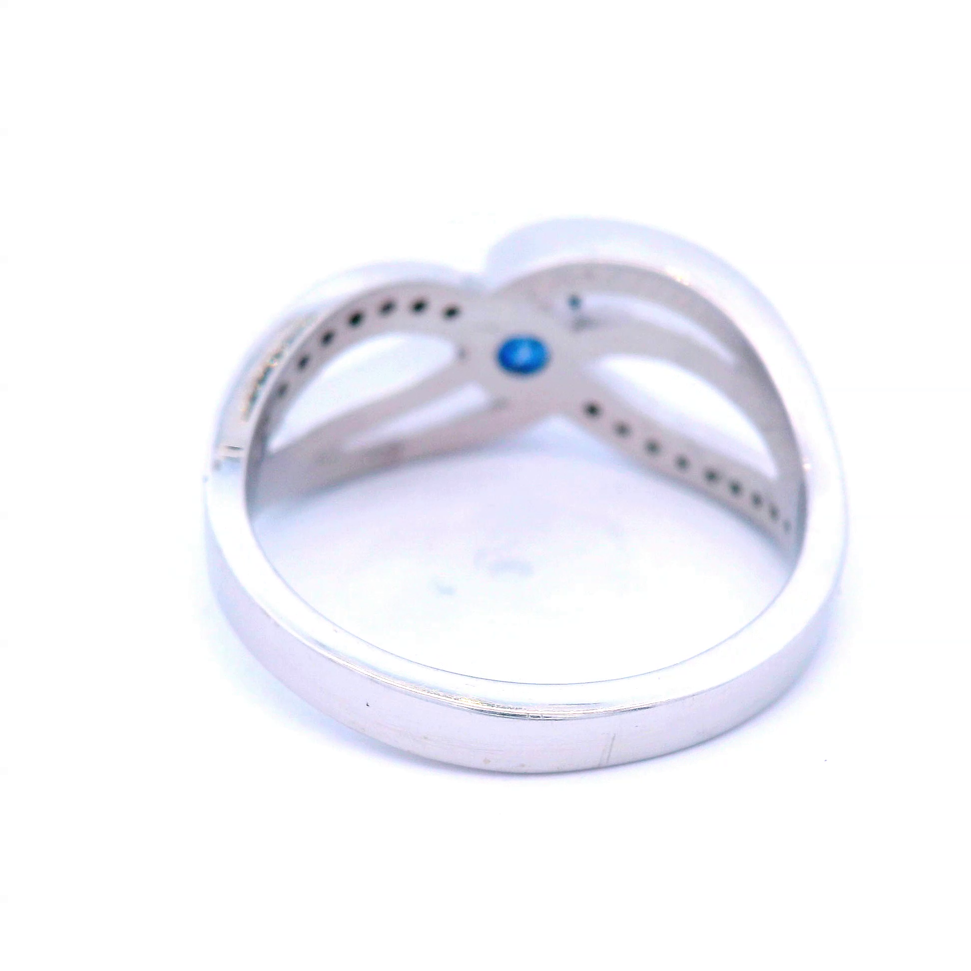 Round Blue Sapphire in White Gold