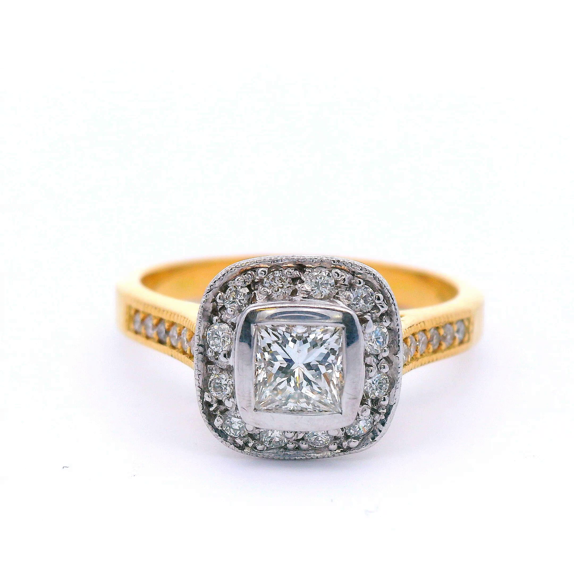 Round Brilliant Cut Diamonds Set in a Yellow Gold Ring