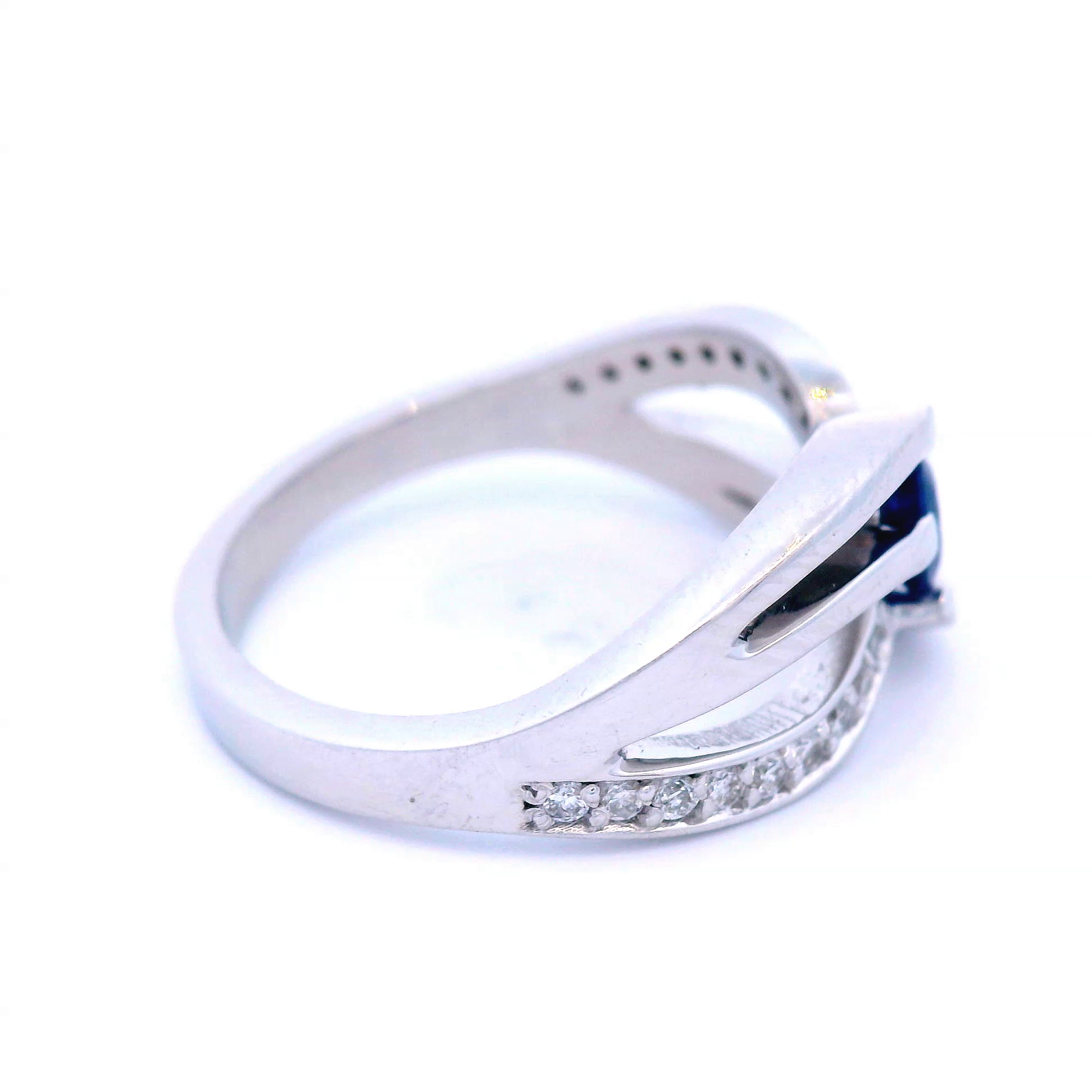 Round Blue Sapphire in White Gold