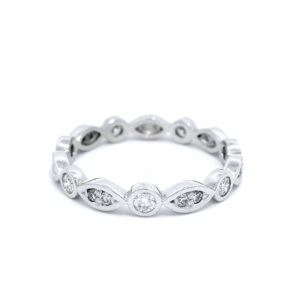 PLATINUM & DIA BEZEL SET RING. PATTERN ALL WAY AROUND RING SZ M