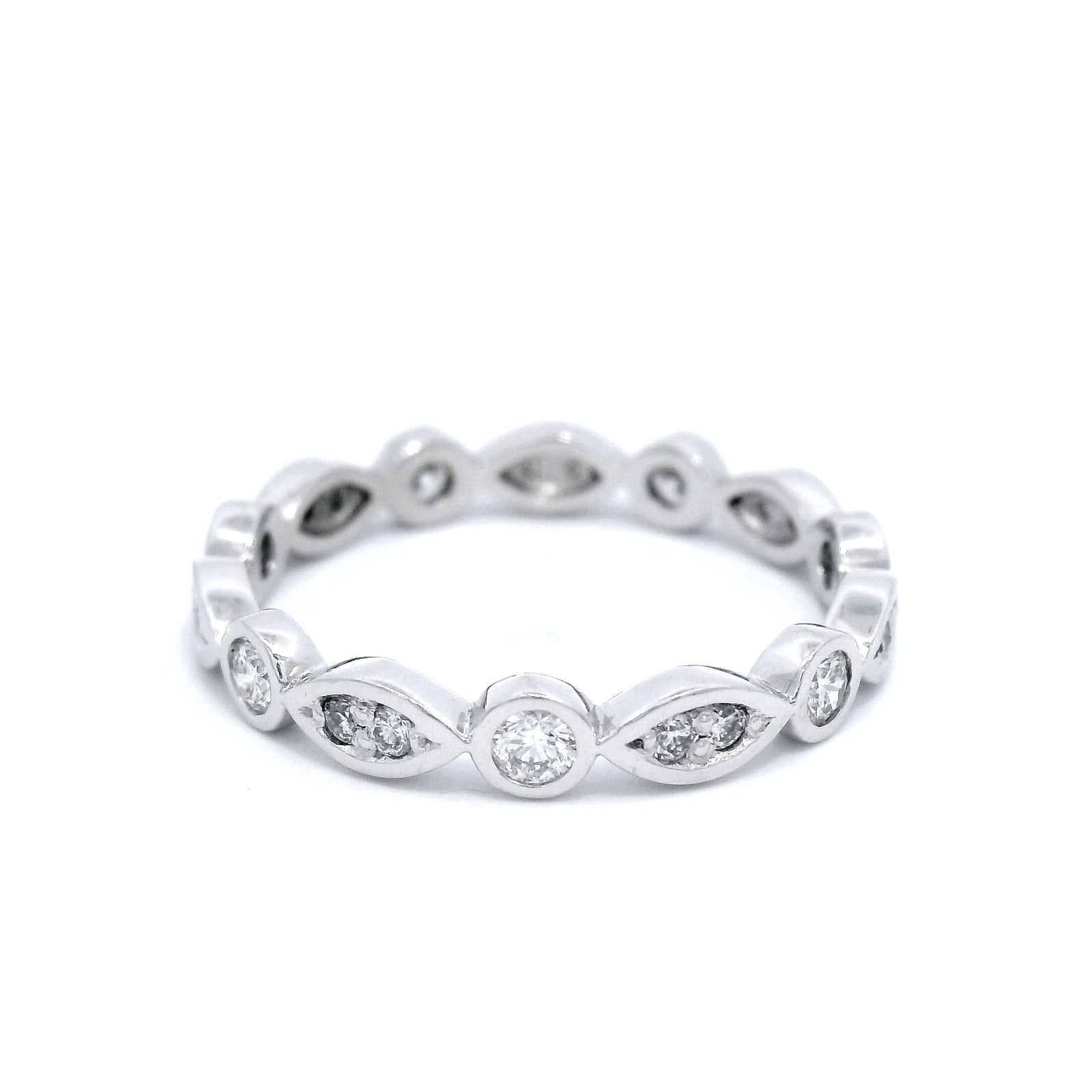 PLATINUM & DIA BEZEL SET RING. PATTERN ALL WAY AROUND RING SZ M