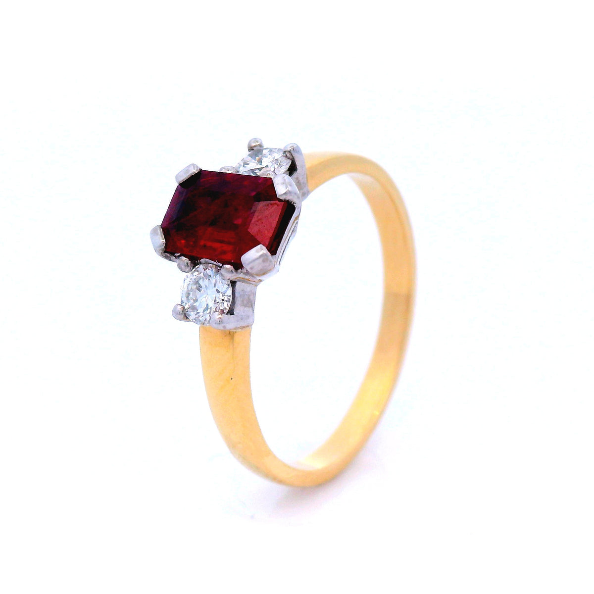 Natural Oval Ruby Set in Yellow Gold with Diamonds