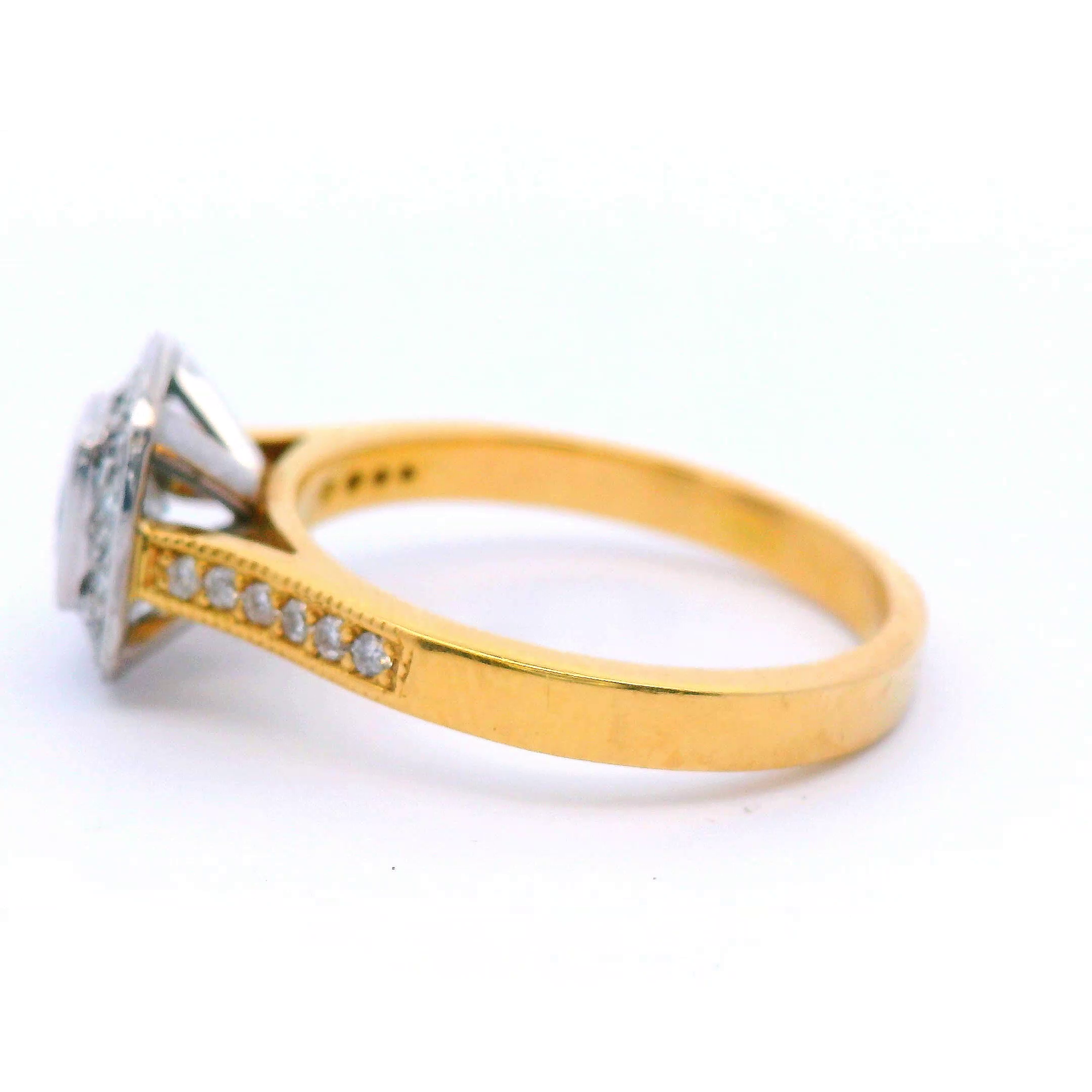 Round Brilliant Cut Diamonds Set in a Yellow Gold Ring