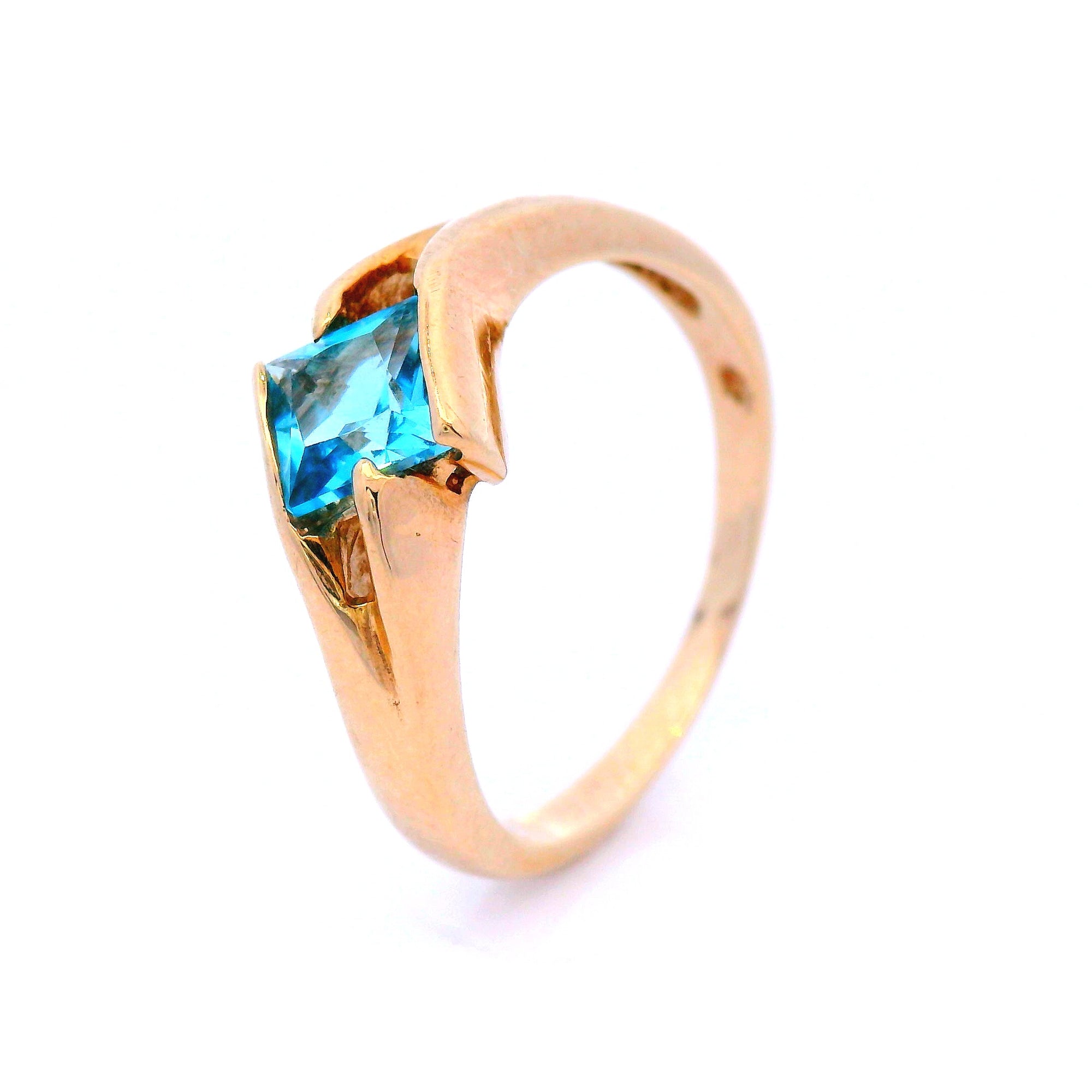 Blue Topaz Semi Rubbed Set in Yellow Gold