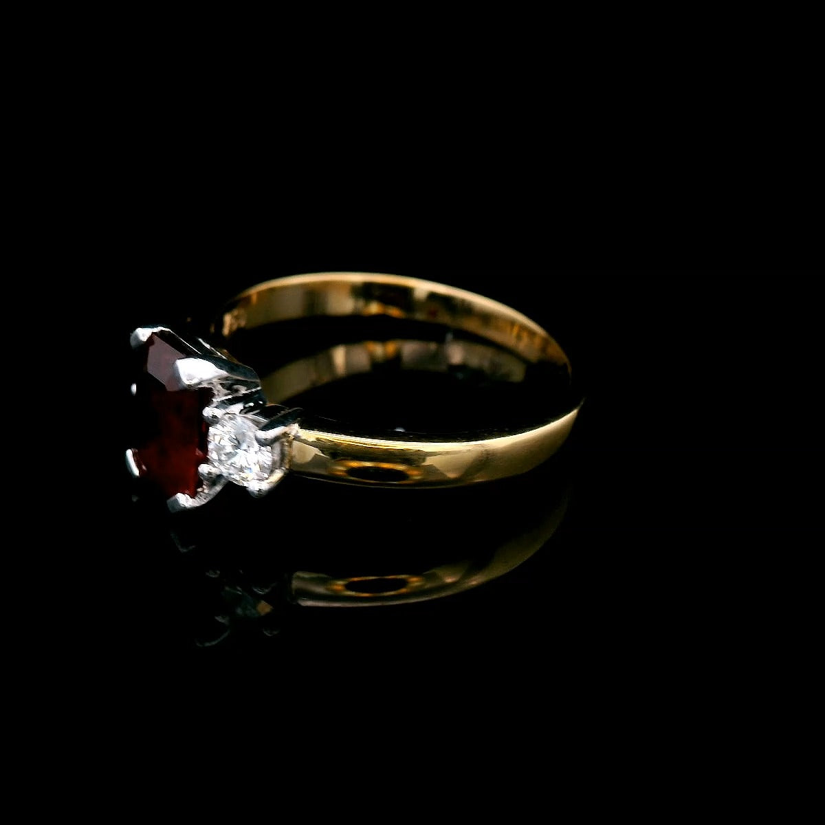 Natural Oval Ruby Set in Yellow Gold with Diamonds