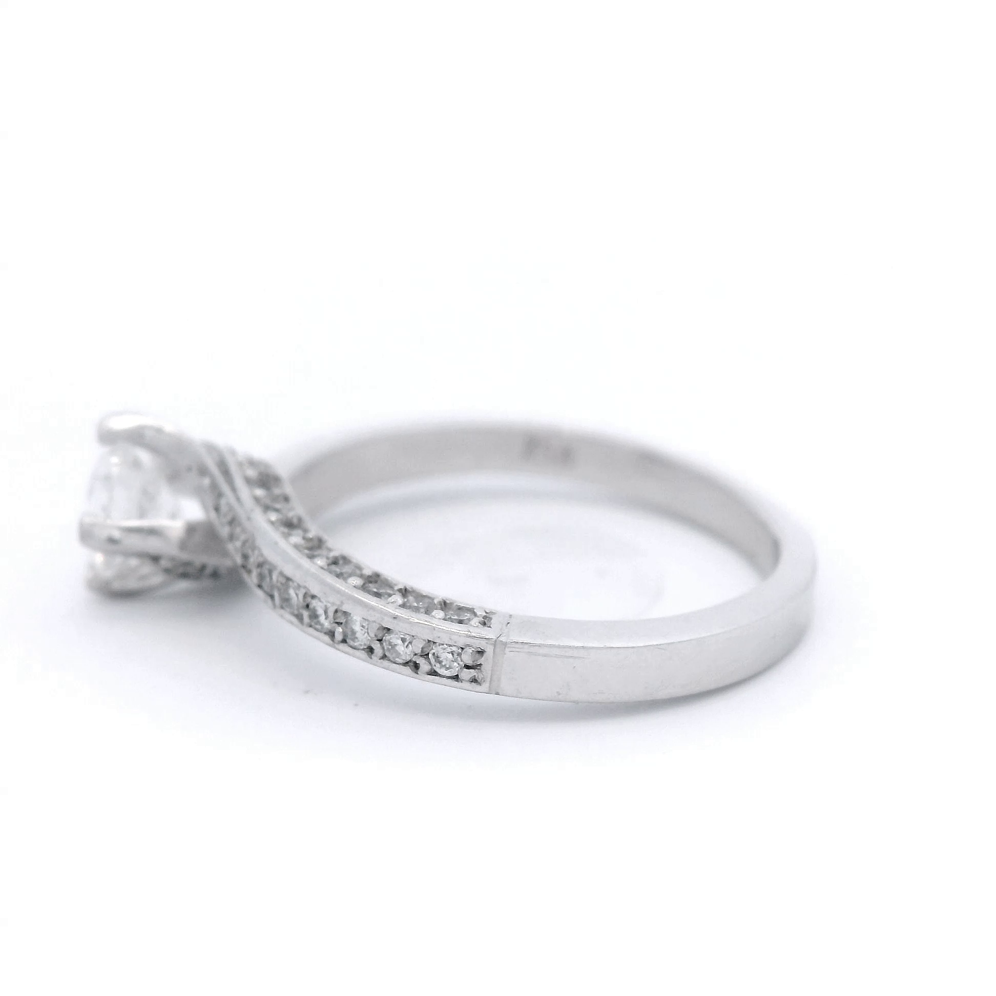 Round Brilliant Cut Diamond Set in White Gold Ring