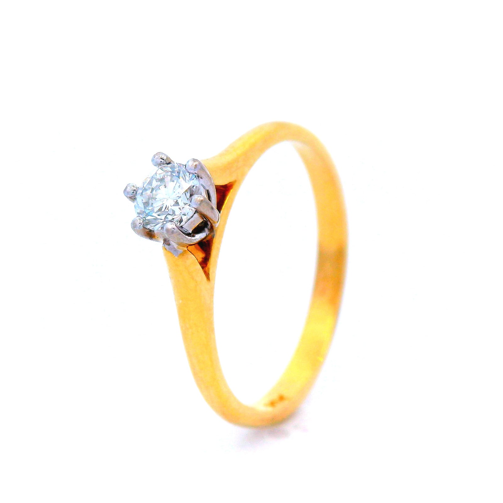 Round Brilliant Cut Diamond Ring Set in Yellow Gold