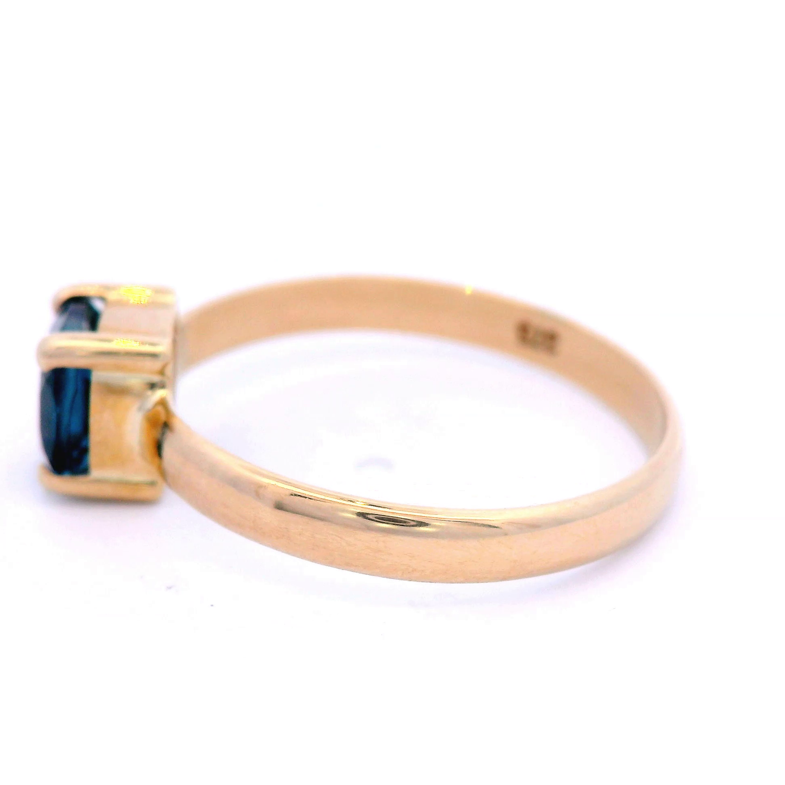 Cusion Cut London Blue Topaz in a 4 Claws Setting Yellow Gold Dress Ring