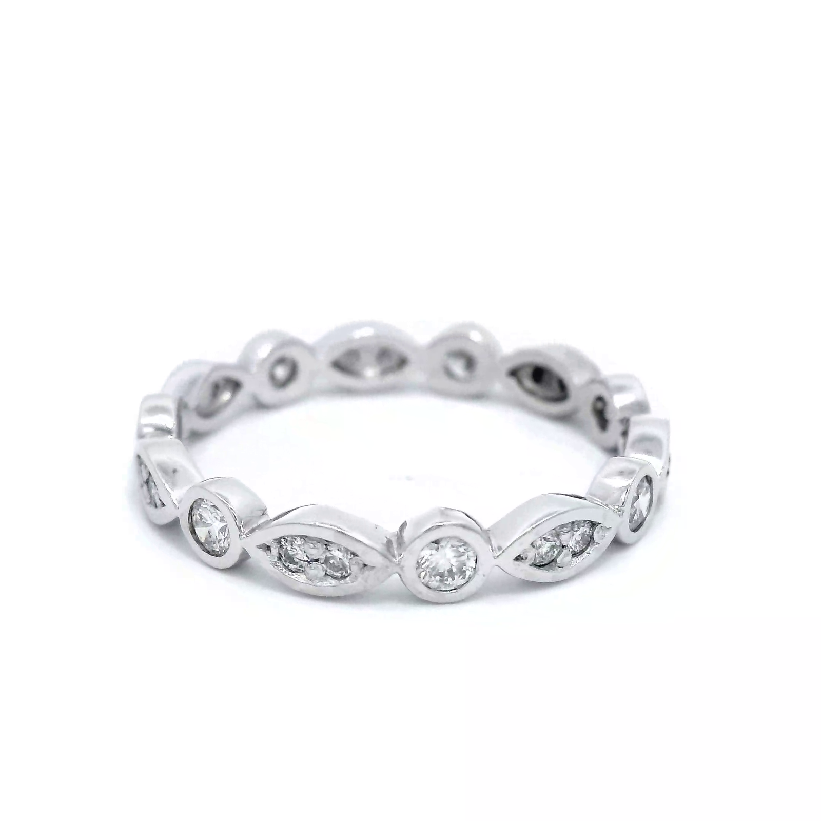 PLATINUM & DIA BEZEL SET RING. PATTERN ALL WAY AROUND RING SZ M