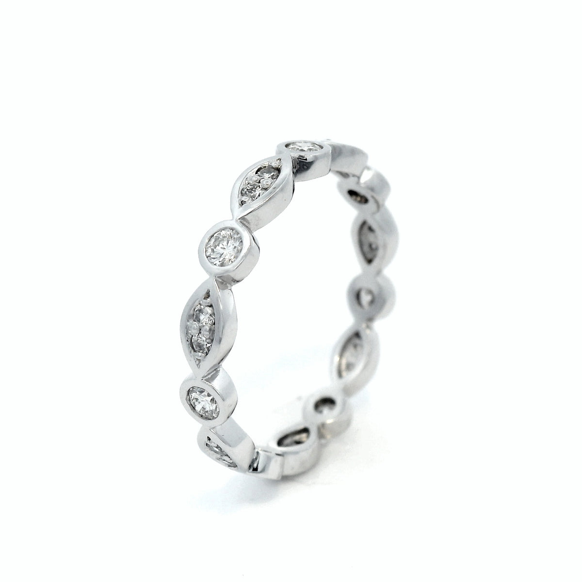 PLATINUM & DIA BEZEL SET RING. PATTERN ALL WAY AROUND RING SZ M