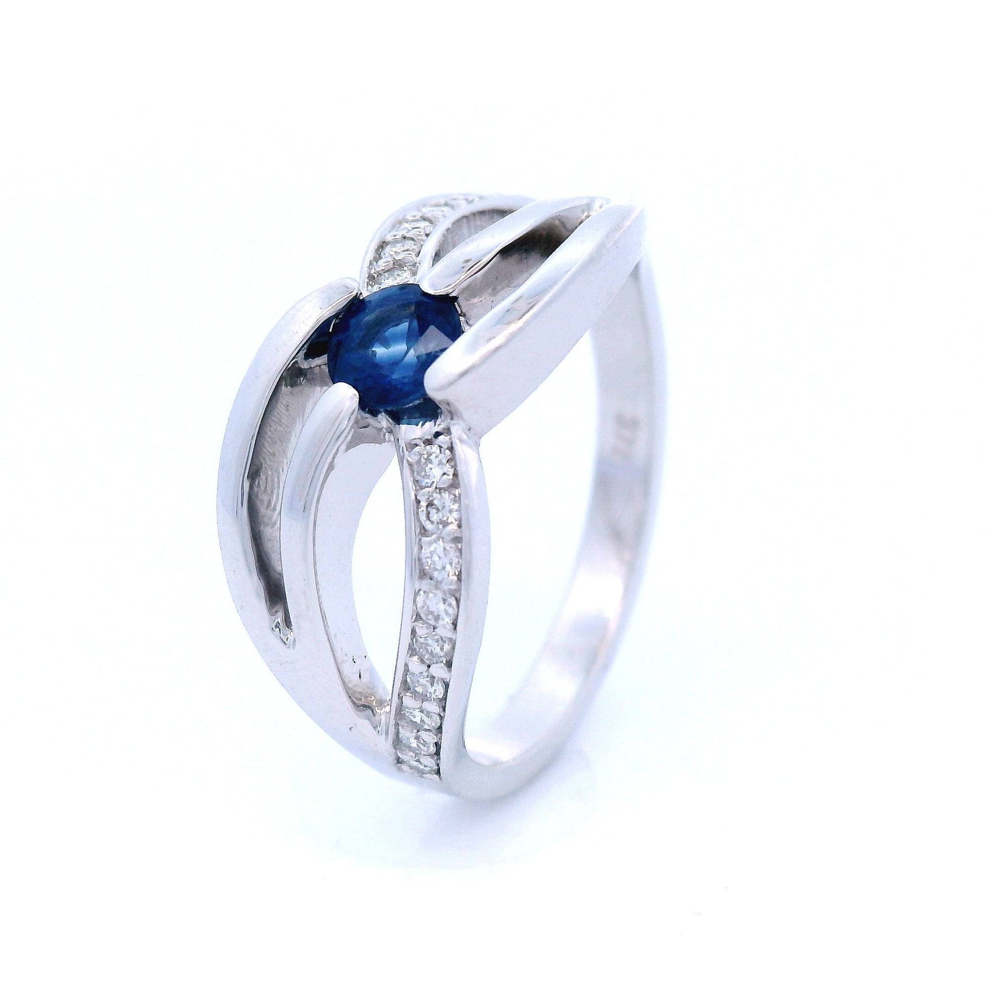 Round Blue Sapphire in White Gold