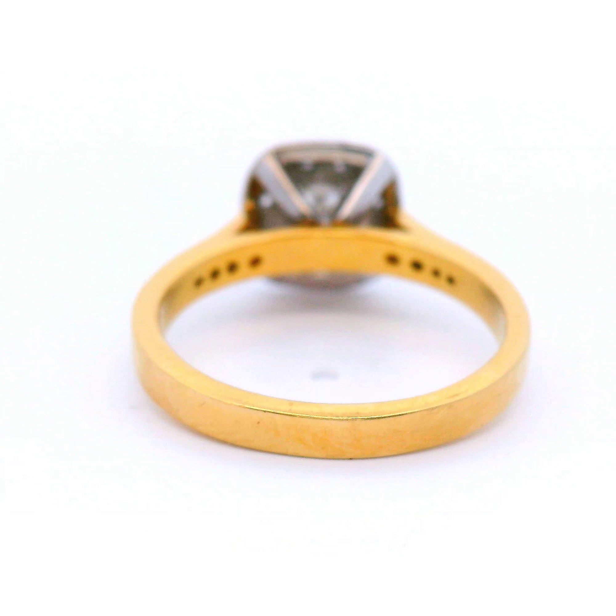 Round Brilliant Cut Diamonds Set in a Yellow Gold Ring