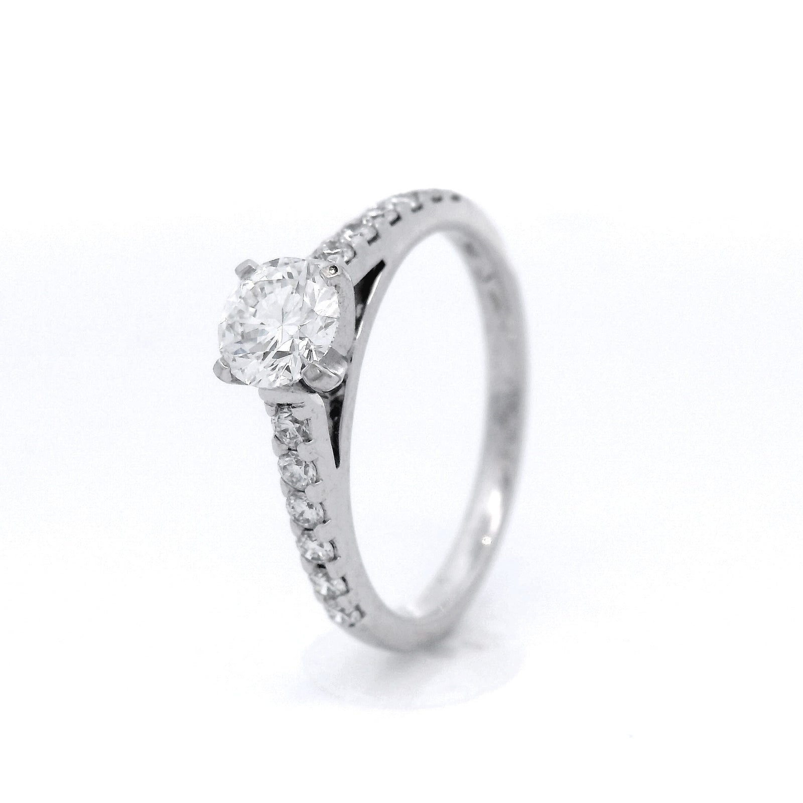 Round Brilliant Cut Diamond Ring Set in White Gold