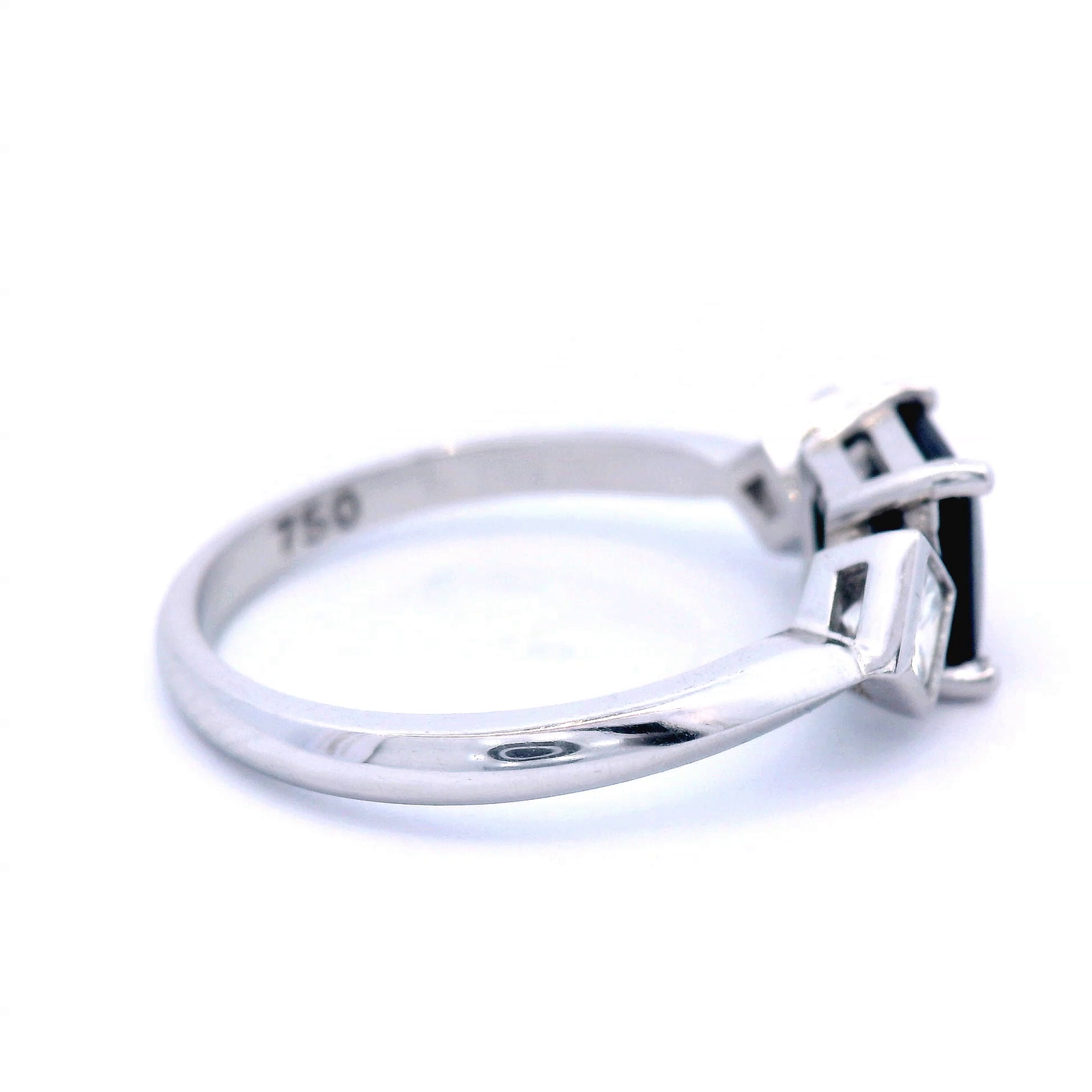 18ct White Gold Natural Blue Saphire & Dia Ring Size N