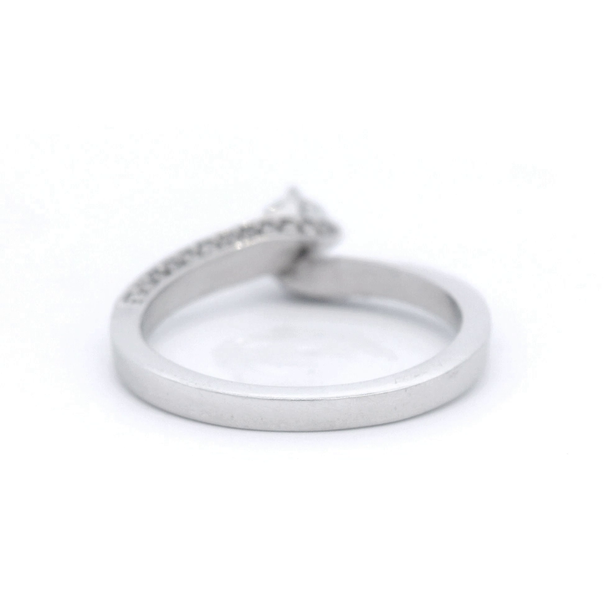 Round Brilliant Cut Diamond Set in White Gold Ring