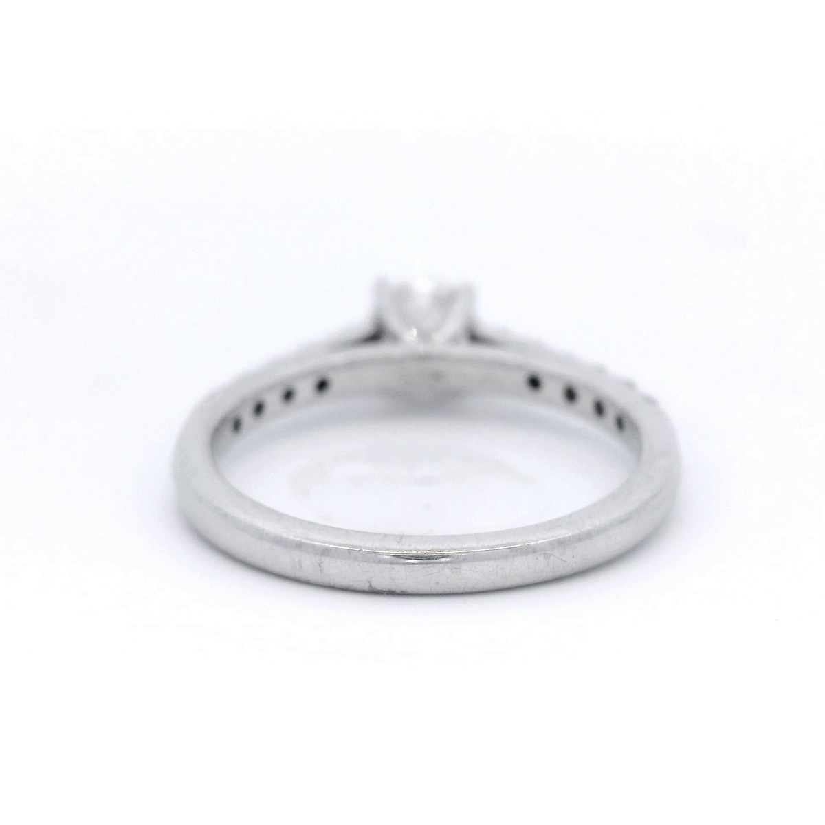 Round Brilliant Cut Diamond Ring Set in White Gold