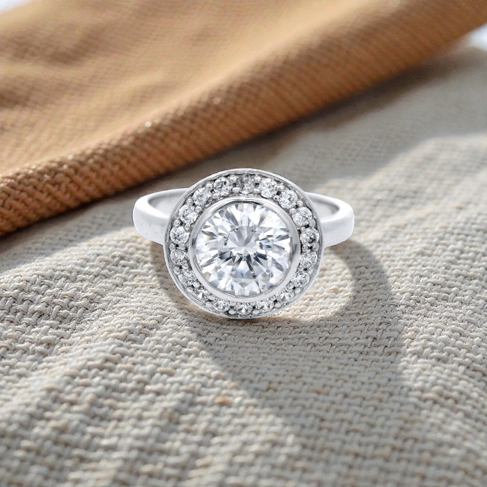 Evergem 9 Carat with Round Bezel Simulated
