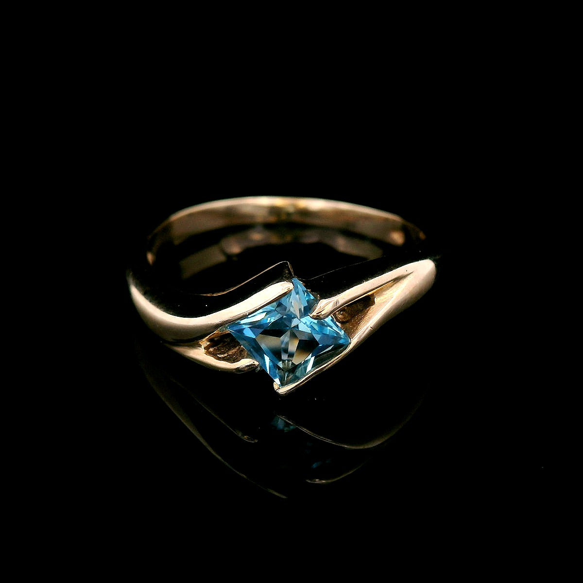 Blue Topaz Semi Rubbed Set in Yellow Gold