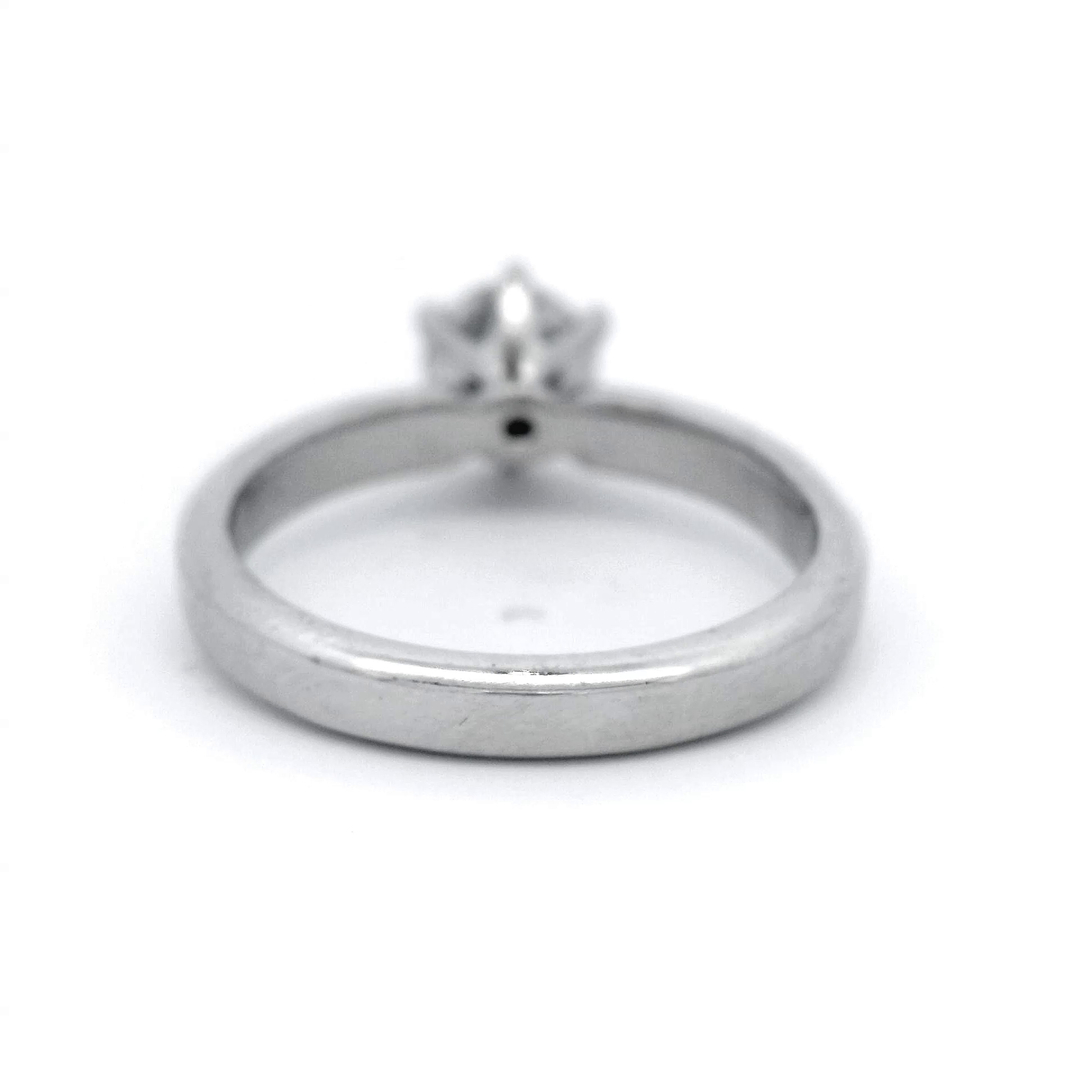 Round Brilliant Cut Diamond in a 6 Claw White Gold Setting