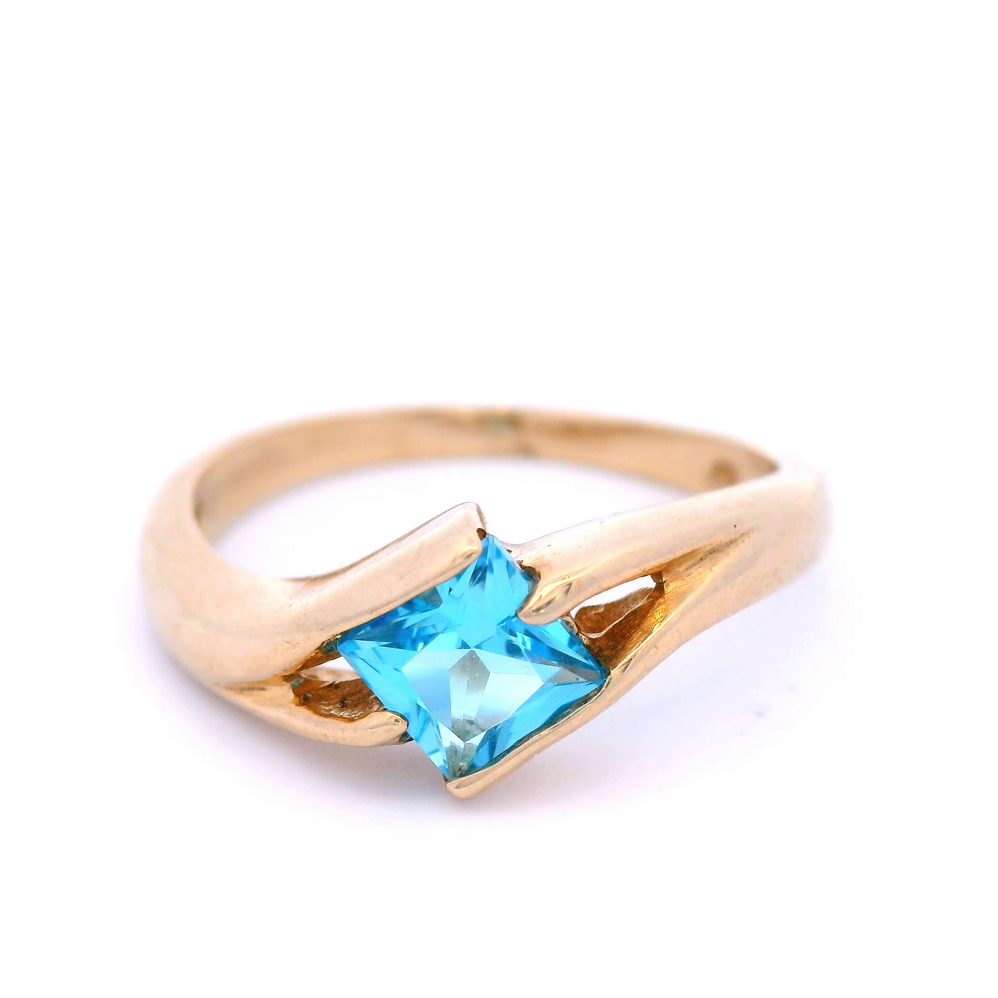 Blue Topaz Semi Rubbed Set in Yellow Gold