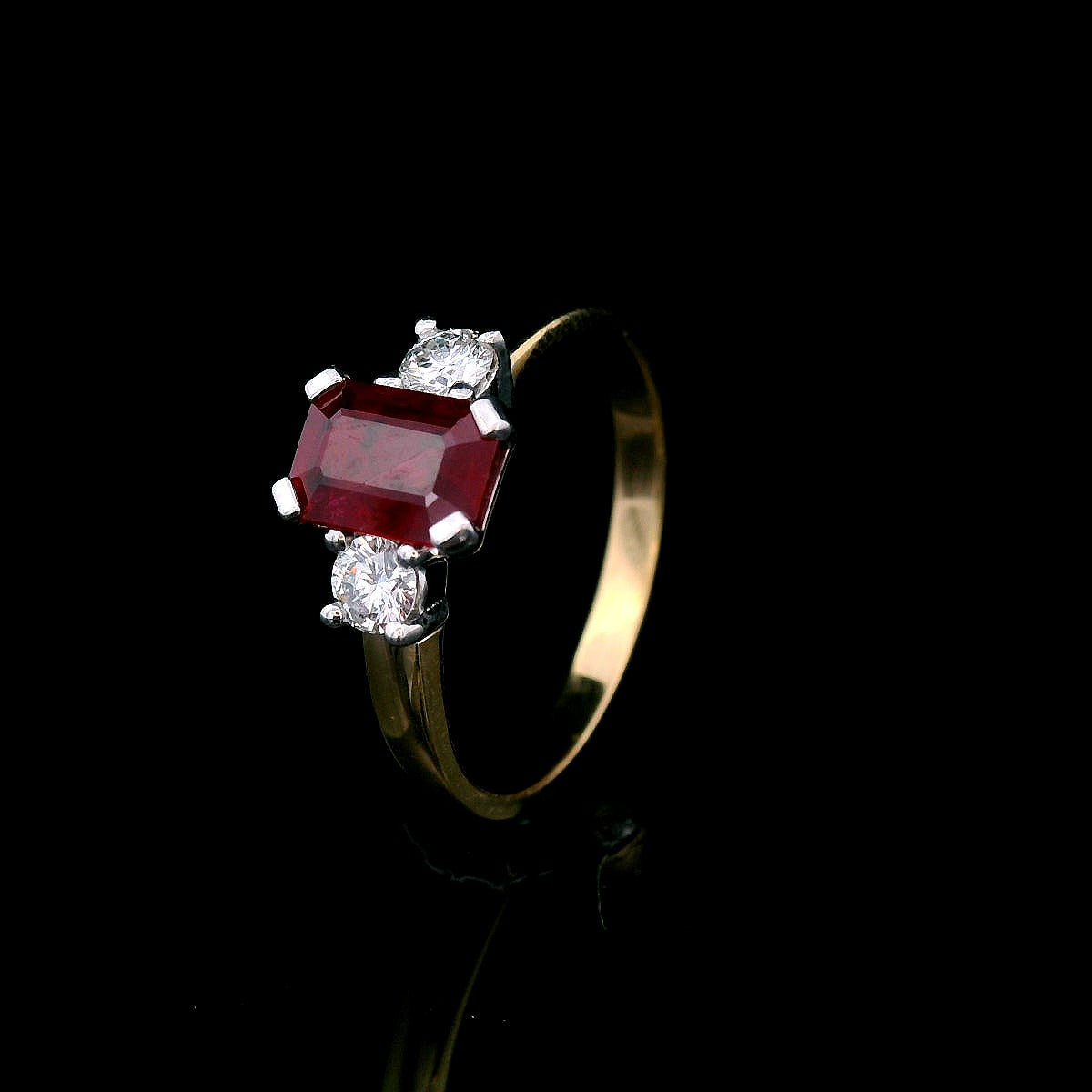 Natural Oval Ruby Set in Yellow Gold with Diamonds