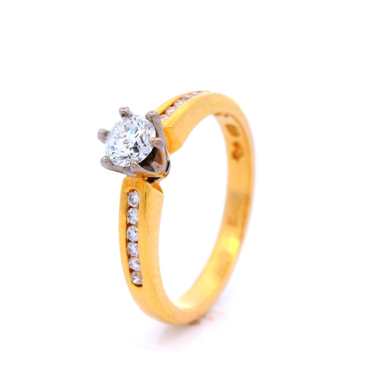 Round Brilliant Cut Diamond Ring Set in Yellow Gold