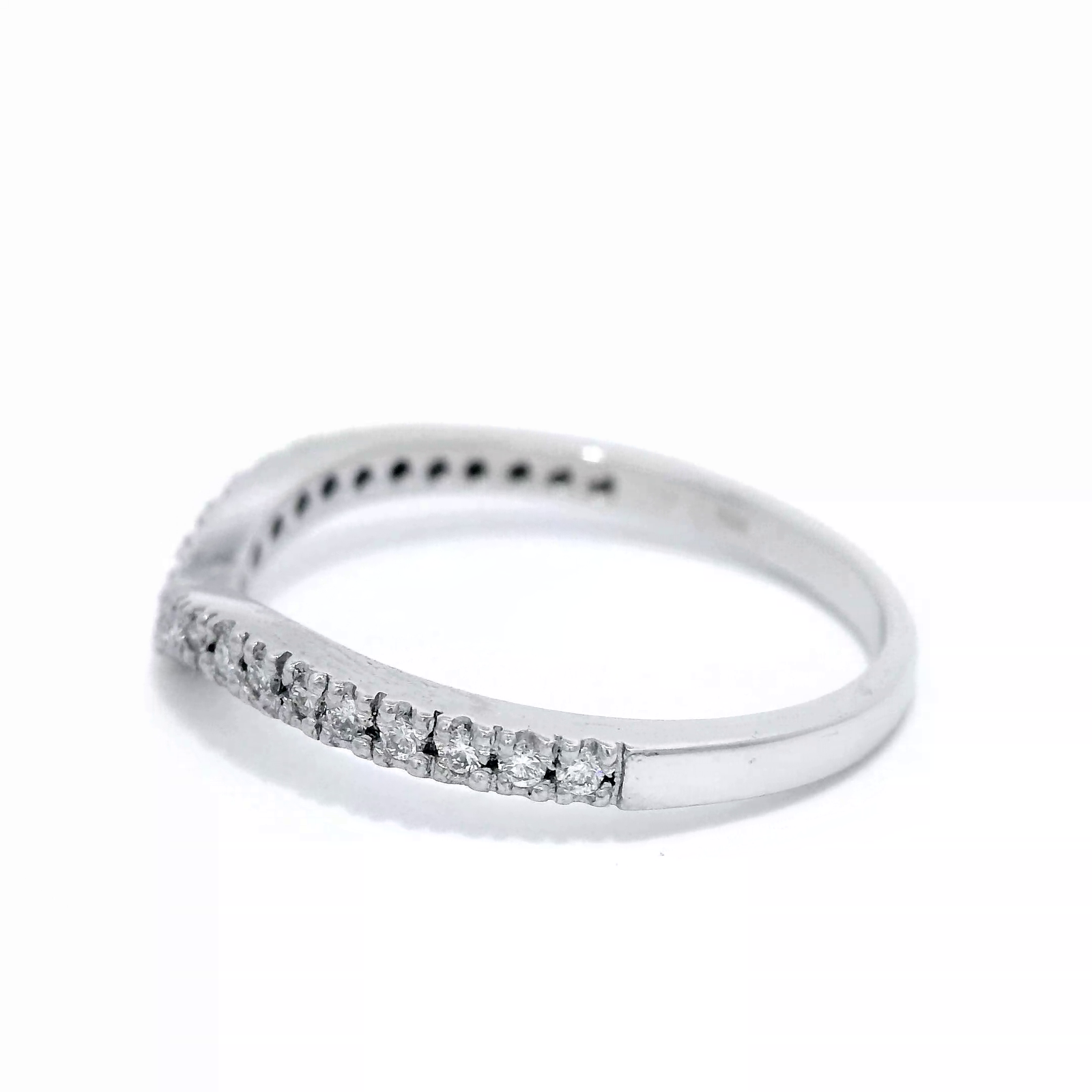 25x150pc Diamond 18ct White Gold