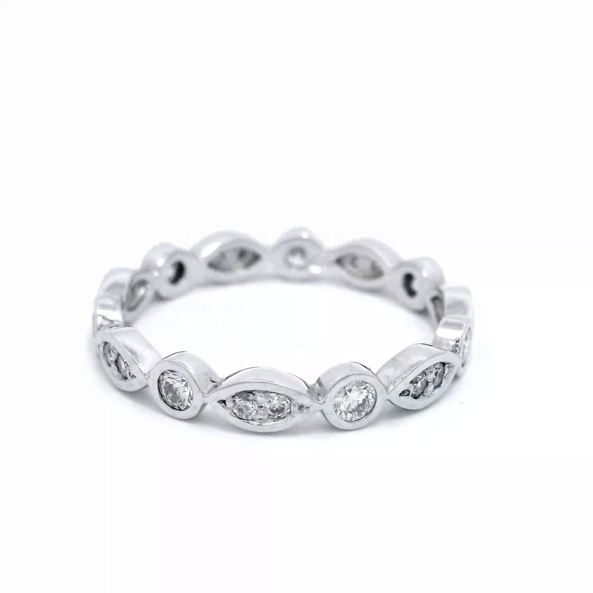 PLATINUM & DIA BEZEL SET RING. PATTERN ALL WAY AROUND RING SZ M